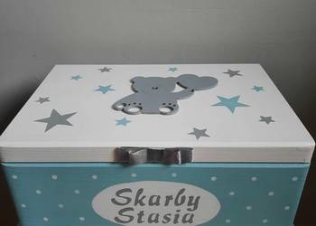 Kuferek dla chłopca z imieniem  miś konik na biegunach chrzest roczek