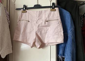 Szorty Bershka pudrowy róż jasny  z zamkami zamek z tyłu XS