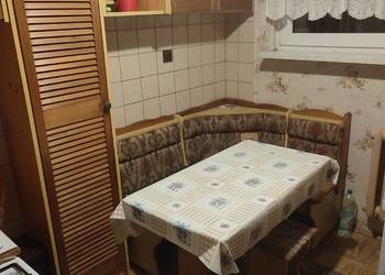 Narożnik kuchenny ze stołem i 4 taboretami