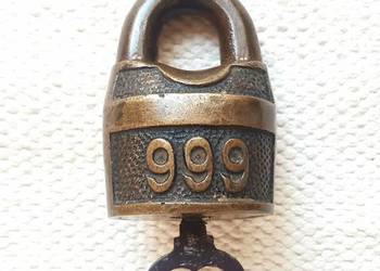 Stara mosiężna kłódka