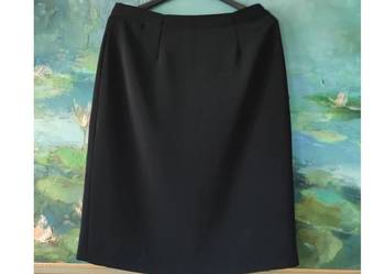 klasyczna czarna biurowa kobieca spódnica ponadczasowa elegancka