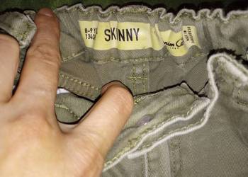 Spodnie skiny khaki  dziury 134 cm