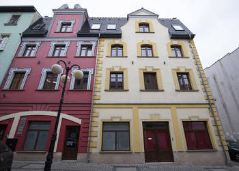 Kamienicę z apartamentami oraz częścią zorganizowanego przedsiębiorstwa sp…