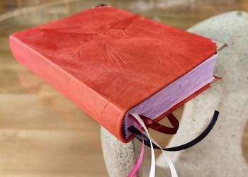 Różowa Biblia dla Twojego księdza. Skóra naturalna.