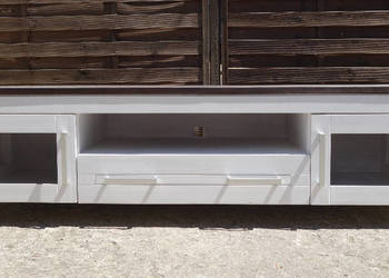Drewniana szafka RTV pod telewizor biała