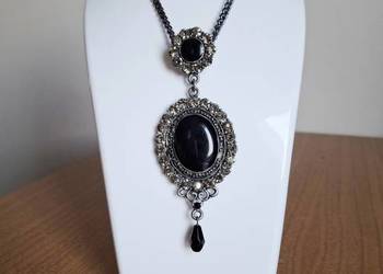 Klasyczny wisiorek na łańcuszku z czarnym kamień onyksu