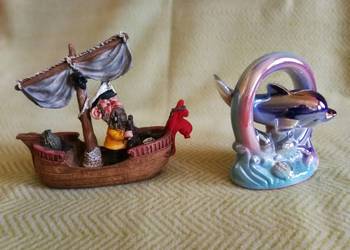 Morskie Figurki Dekoracyjne – Pirat na statku i Delfin z tęczą. Retro Pamią