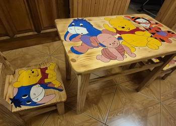 Stolik z krzesełkami dla dzieci.