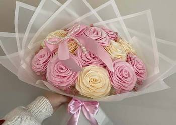 Bukiet 13 róż ze wstążki - w kolorach różu i kremu