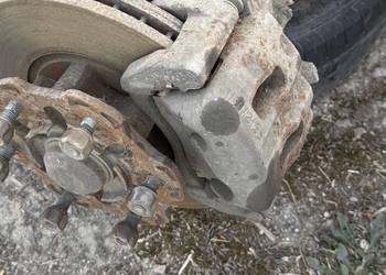 Zacisk hamulcowy lewy Mazda E2200