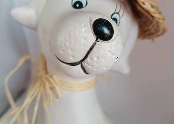 Ceramiczna figurka zwierzę pies w słomkowym kapeluszu
