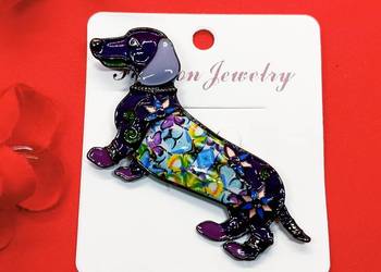 Śliczna broszka piesek, jamnik