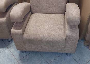 Wygodny fotel w kolorze beżowym