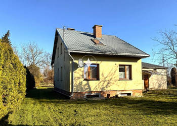 Dom przy spokojnej ulicy, nad rzeką.