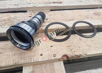 Wałek napędu pompy skrzyni biegów John Deere 6155M