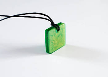Kwadratowy wisior z żywicy zielono-złoty 2,5x2,5 cm