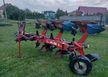 Pług 3-skibowy obrotowy Agrolux -Overum na zabezpieczeniach olejowych