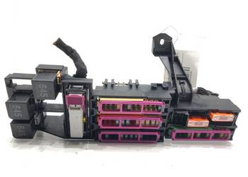 SKRZYNKA BEZPIECZNIKÓW AUDI A6 C7 4H0951253A Sedan/Limuzyna 10-18 3.0