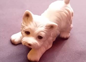Figurka z porcelany biskwitowej, pies - West Highland White Terier.