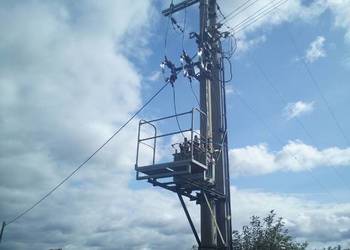 Słupy energetyczne elektryczne oświetlenie parking montaż transport