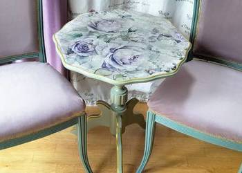 Stolik kawowy i dwa krzesła