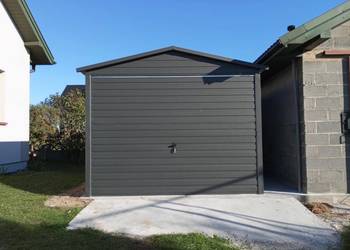 Garaż z płyt warstwowych 3x5 dwuspadowy