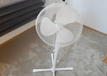 Biały wentylator podłogowy 45W o średnicy 40 cm