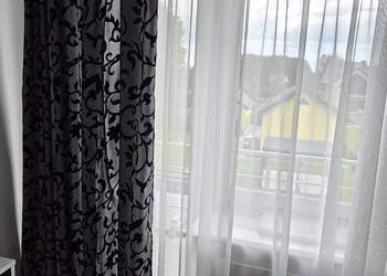Dwie czarne zasłony we wzór