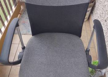 Wygodne, używane krzesło biurowe na kółkach.