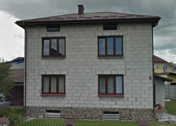 Dom z doma mieszkaniami z garażem w spokojnej okolicy