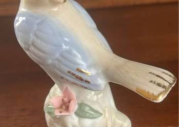 PORCELANOWA FIGURKA PTASZKA NA KAMIENIU, OZDOBIONA MALEŃKIM RÓŻOWYM
