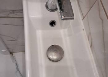 Wąska umywalka z baterią