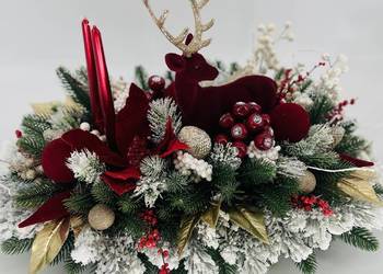 Świąteczna dekoracja stołu z jeleniem - stroik bożonarodzeniowy z czerwonym