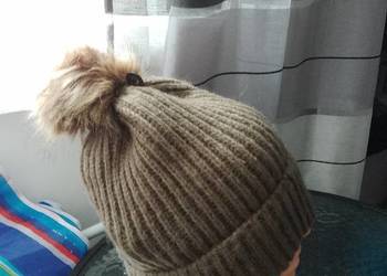 Czapka damska z pomponem brązowa
