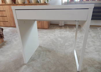 IKEA - białe biurko z serii MICKE o szerokości 73 cm