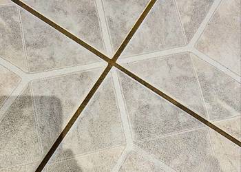 Oferuje usługi czyszczenia fug płytek ściennych oraz podłogowych