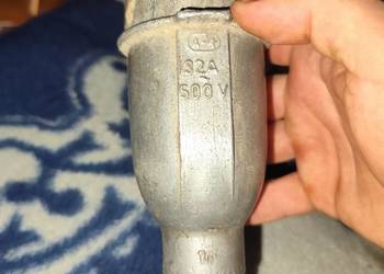 Metalowa wtyczka siłowa 32A – stara, solidna, niezniszczalna