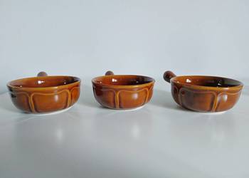 brązowe kokilki/miseczki z rączką, 3 sztuki, porcelit, Pruszków, PRL