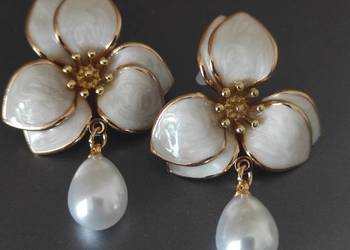 Piękne białe kwiatowe z perłą