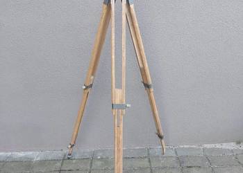 Stary drewniany trójnóg statyw fotograficzny uszkodzony