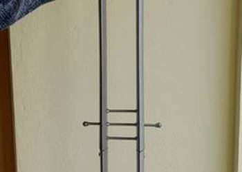 Garderoba, Wieszak na ubrania z dodatkową półką ze szkła.