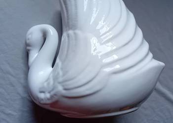 Ceramiczny wazon w kształcie łabędzia.
