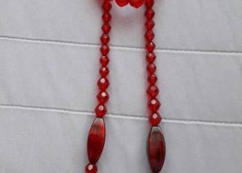 Czerwony komplet biżuterii korale, bransoletka i kolczyki.
