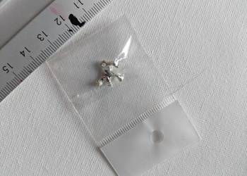 Wisiorek metalowy ręką