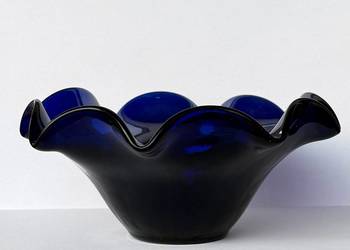 Kobaltowa patera Horbowy ? szkło iryzowane falowany brzeg lata 70–80