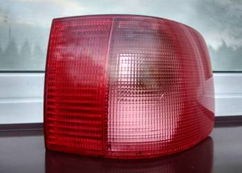 Audi A6 C4 Avant kombi lampa tył tylna prawa zewnętrzna w błotnik Hella