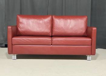 Czerwona skórzana sofa dwuosobowa z funkcją spania