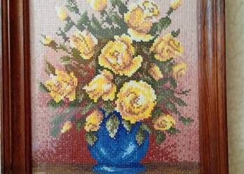 Obraz wykonany haftem krzyżykowym . Oprawiony w drewnianą ramę.