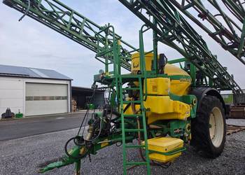 Opryskiwacz John Deere 824 , 2400 litrów 24 m. skrętny dyszel