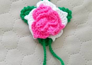 Różyczki wykonane na szydełku, brelok, zawieszka